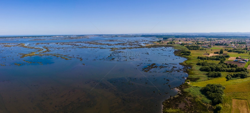 在葡萄牙阿韦罗州帕迪洛的阿维罗拉贡湖附近RibeiradasTeixugueiras的空中景象图片