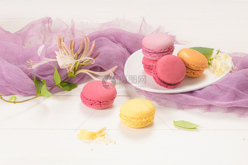 一种法国甜美的食有香味马卡龙各种特质木制背景的鲜色马卡龙图片