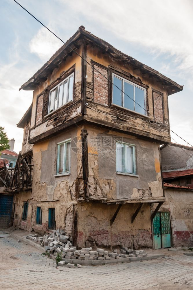 急需翻新的土耳其传统住宅图片
