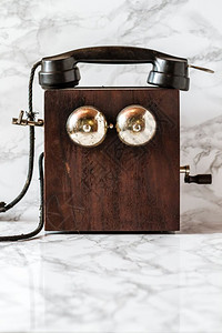 大理石背景的古老磁铁手动电话机图片