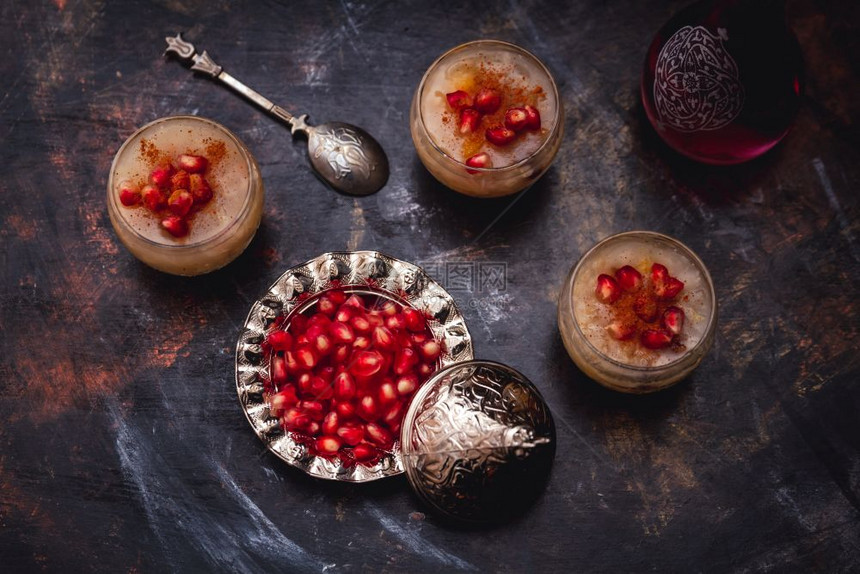 土耳其甜点Ashura与石榴诺亚的布丁图片