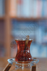 土耳其传统茶叶在图书馆用薄腹玻璃杯装着土耳其传统茶叶图片