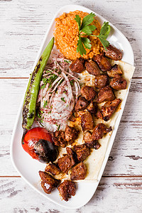 白色盘子里的土耳其真切烤肉串图片