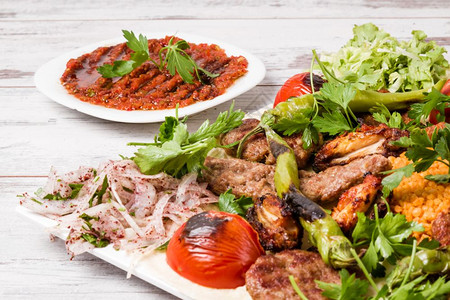 土耳其传统混合烤肉盘与Adana和鸡肉串图片