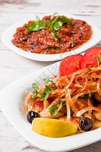 土耳其传统沙拉匹亚兹配洋葱柠檬生菜和胡椒图片