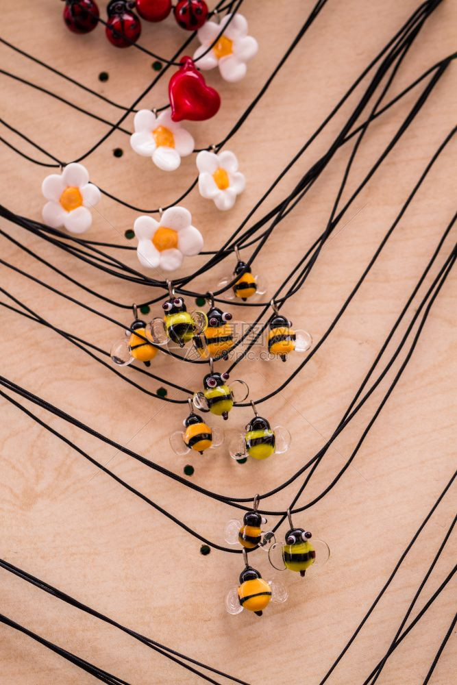 手工艺的多彩木马拉诺玻璃项链蜜蜂形状图片