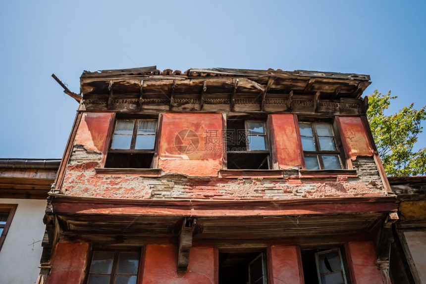 在等待修复和翻新的土耳其传统住房图片