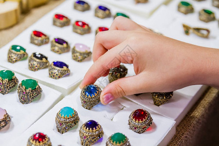 穆拉诺琉璃戒指手工艺的多彩天然石和金属环背景