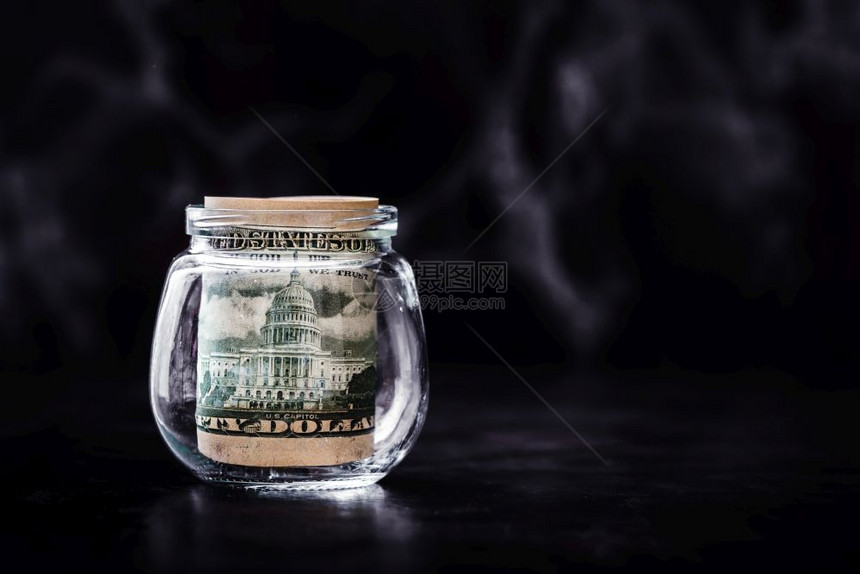五十美元钞票卷在玻璃瓶里图片