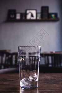 咖啡店木制桌上玻璃中的冰立方体图片