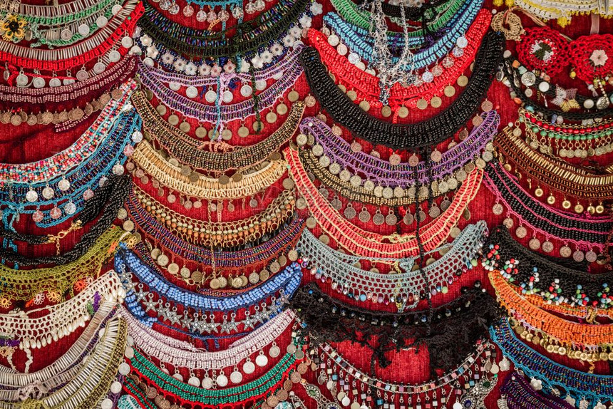 土耳其当地集市多彩的颈带图片