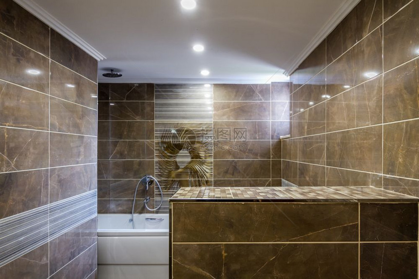 现代浴室装有大理石墙白浴管图片