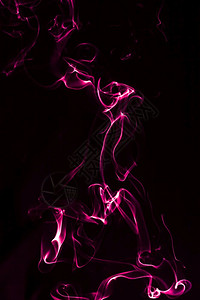 黑色背景的有创意抽象粉色烟雾模式图片