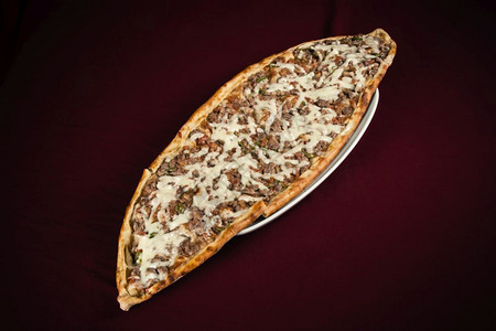 土耳其皮塔面包配有切肉和干酪奶图片