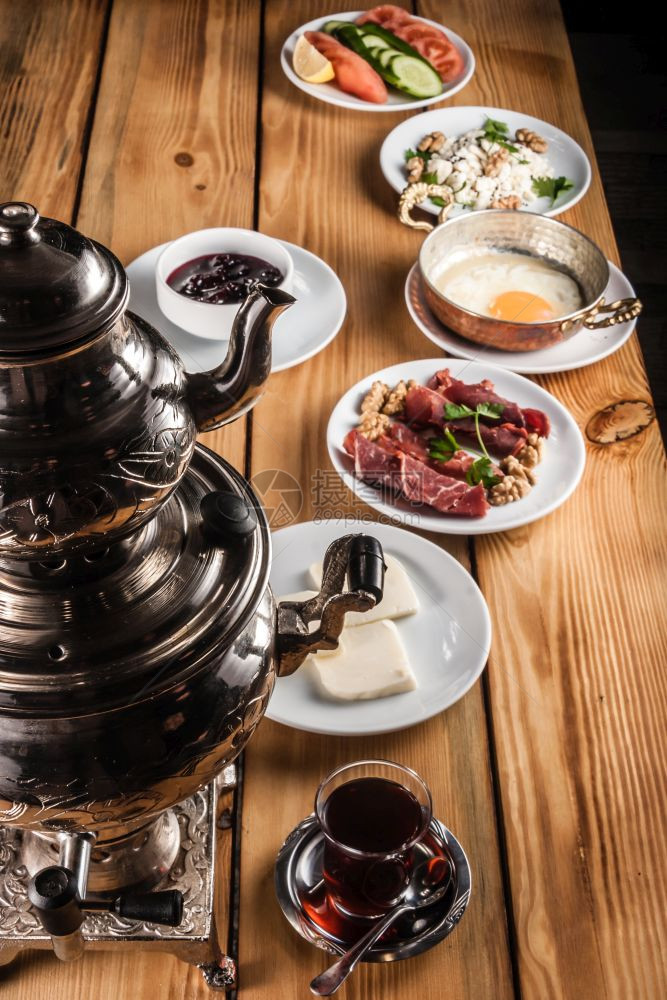 萨莫瓦尔和传统的土耳其早餐图片