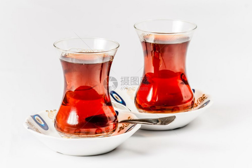 土耳其茶用白色背景的传统杯子供应土耳其茶叶图片