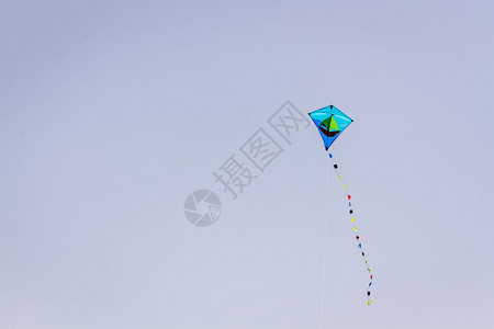 蓝天飞翔的可爱风筝图片