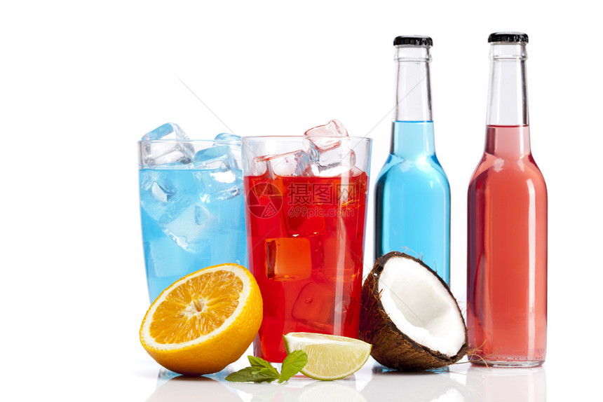 以白色背景上的水果隔离外出酒精饮料以白色背景上的水果隔离外出酒精饮料图片