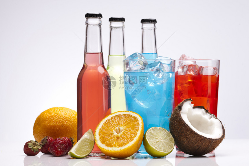 以白色背景上的水果隔离外出酒精饮料以白色背景上的水果隔离外出酒精饮料图片