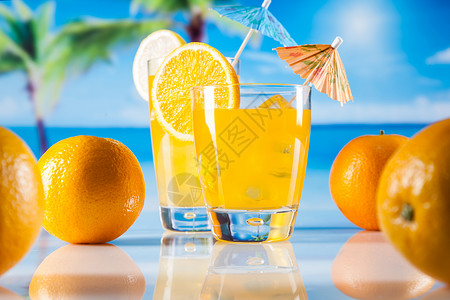 海滩上的热带饮料海滩和太阳上的热带饮料高清图片