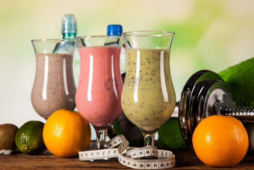 健康饮食蛋白奶昔和水果健康饮食蛋白奶昔水果运动和健身概念图片