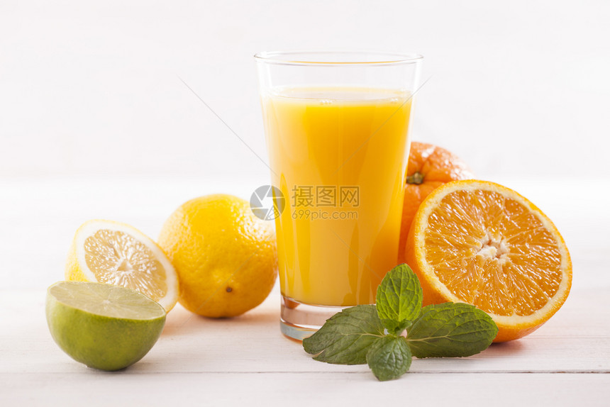水果的健康和新鲜混合果汁白木桌上的水果健康和新鲜混合果汁图片