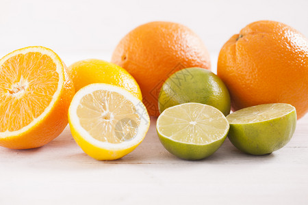 水果的健康和新鲜混合果汁白木桌上的水果健康和新鲜混合果汁图片
