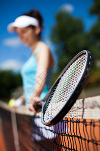 在法庭上打网球的女图片