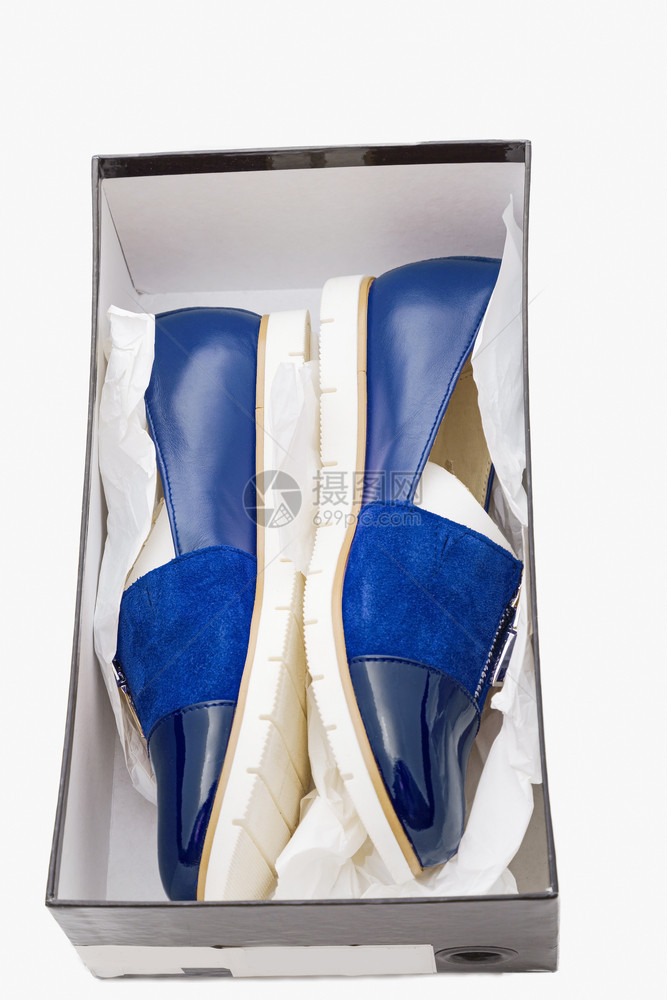 时尚舒适蓝色的女鞋穿着白色背景的盒子图片