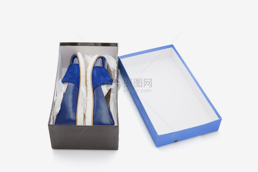 时尚舒适蓝色的女鞋穿着白色背景的盒子图片