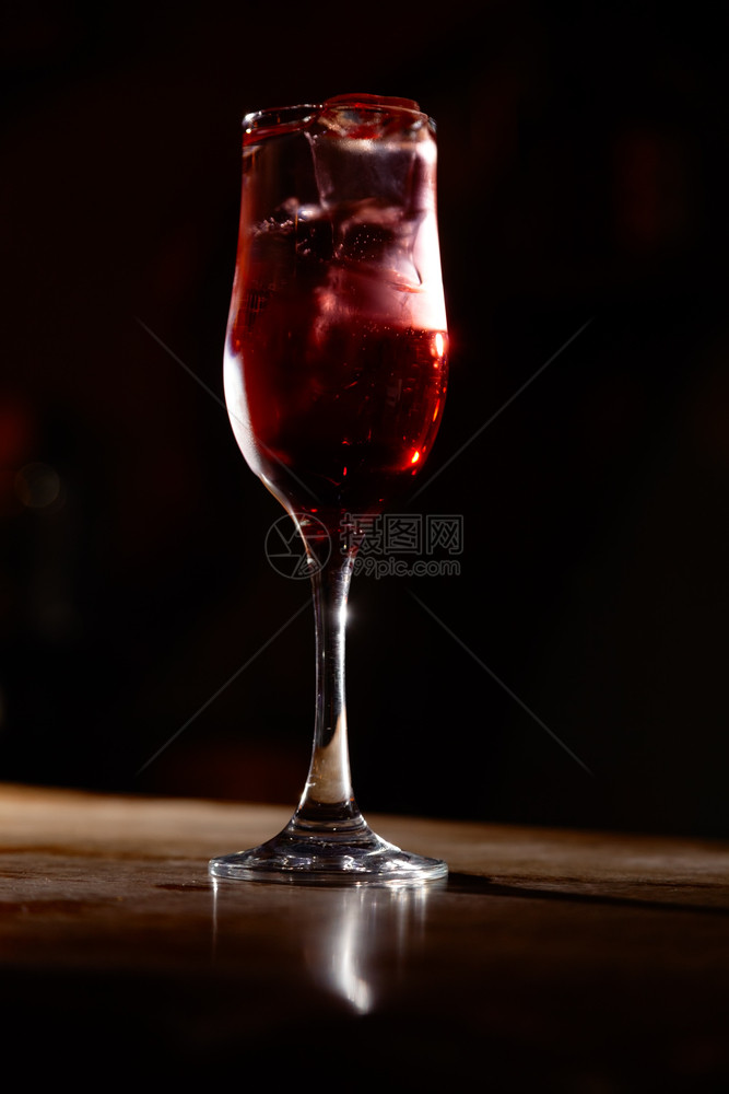 红鸡尾酒在吧的杯子上图片