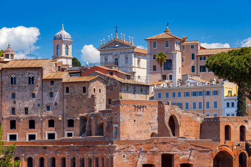 旧城的屋顶和古董拱门罗马意大利旧城的景象图片