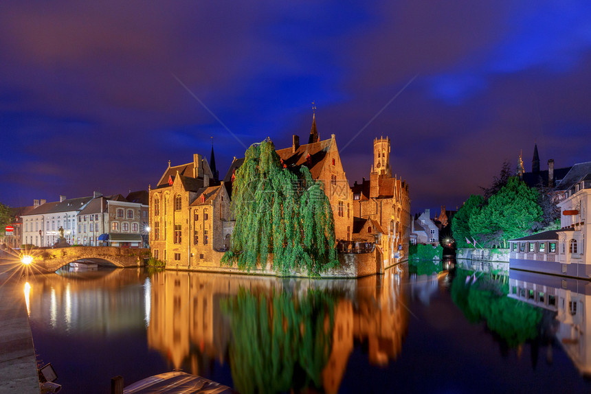 中世纪布鲁日的城市运河比利时佛兰德斯布鲁日夜间照明的城市运河图片