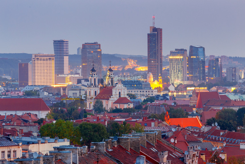 日落时的城市景象维尔纽斯立陶宛城市的空中景象图片