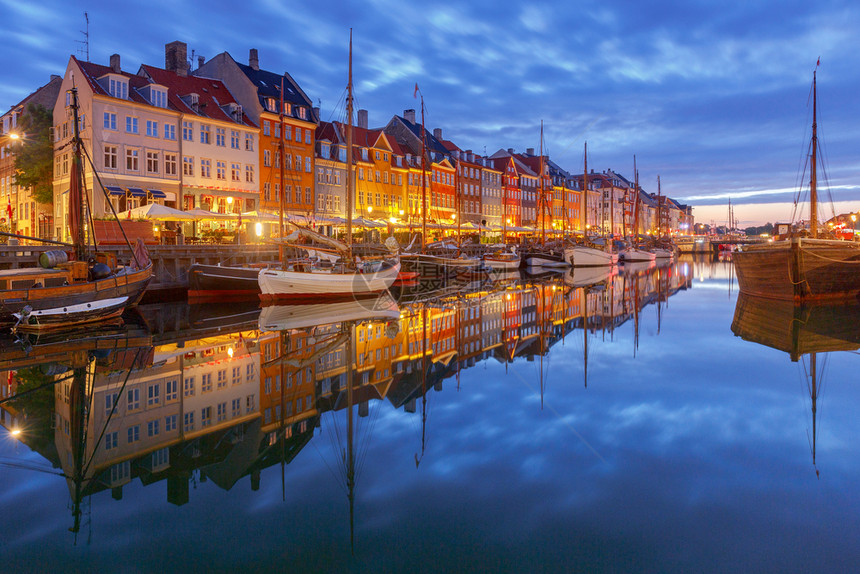 丹麦Nyhavn运河沿线的古老中世纪房屋和船只的多色外观哥本哈根Nyhavn频道在黎明图片