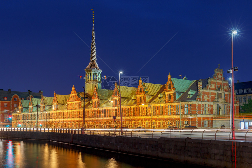 旧城市证券交易所的建筑在夜间照明的堤岸上哥本哈根丹麦旧城市交易所图片
