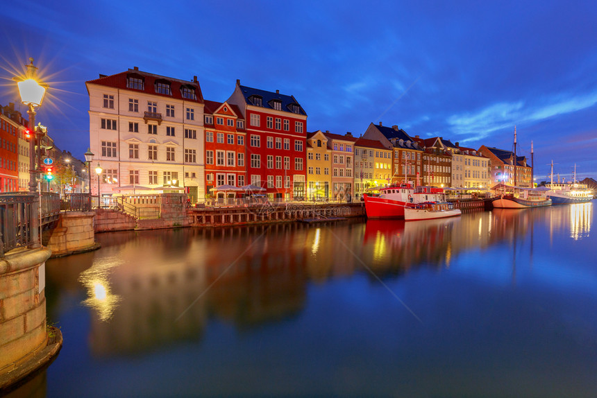 丹麦Nyhavn运河沿线的古老中世纪房屋和船只的多色外观哥本哈根Nyhavn频道在黎明图片