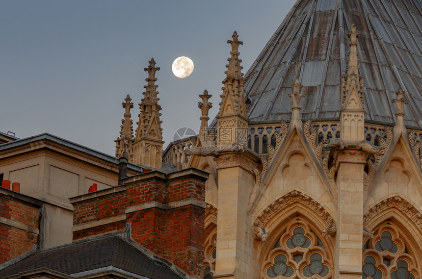 日出时月亮在圣谢贝勒教堂上巴黎法国圣谢贝尔教堂图片