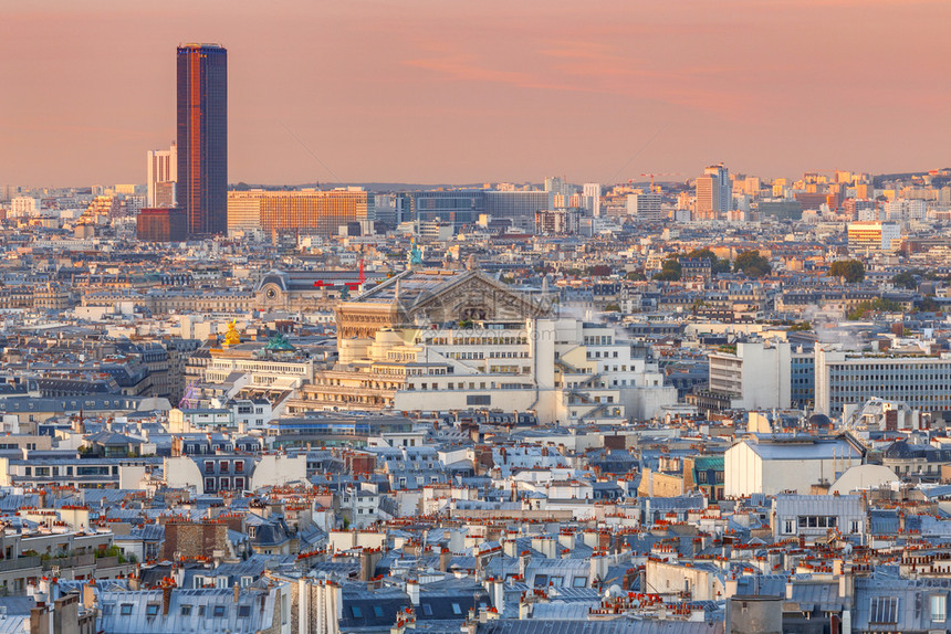 从蒙马特尔山的黎明时市景色法国巴黎日出时市的空中景色图片