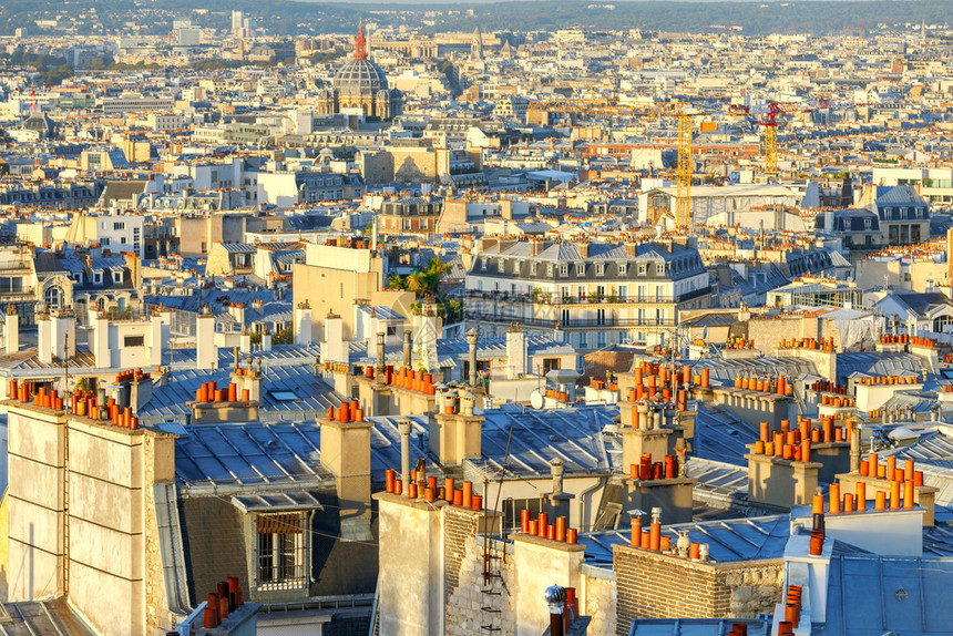 从蒙马特尔山的黎明时市景色法国巴黎日出时市的空中景色图片