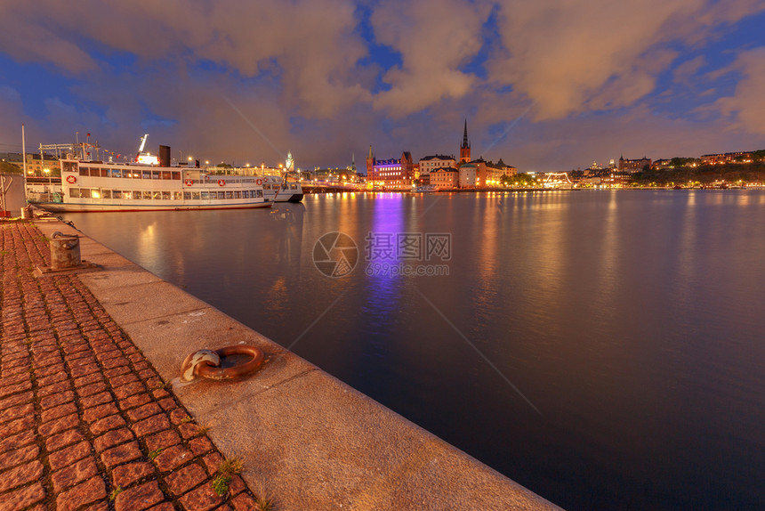 日落时夜照明的城市堤坝斯德哥尔摩瑞典日落时的城市堤坝图片