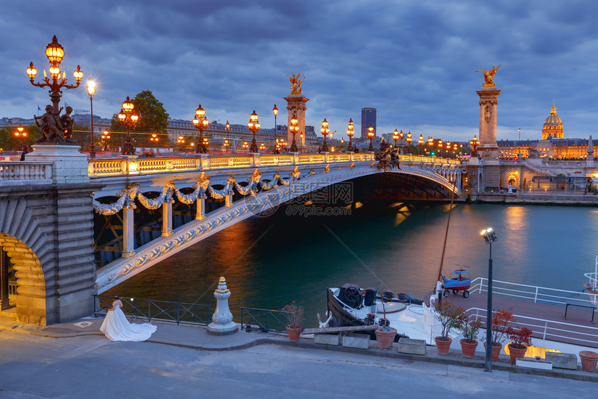 亚历山大三世桥日落时穿过塞纳河巴黎法国日落时图片