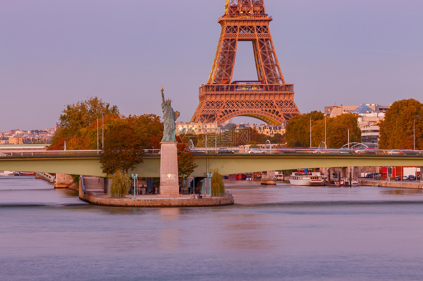 史旺岛自由神像日落时的艾菲尔铁塔巴黎法国天鹅岛图片