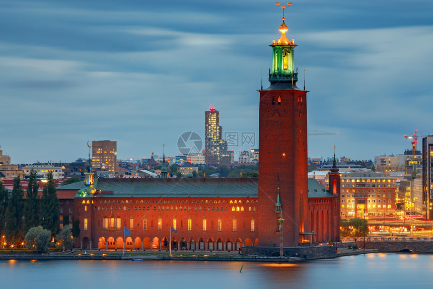 夜间照明时在水边的市政厅瑞典斯德哥尔摩日落时在斯德哥尔摩市政厅图片