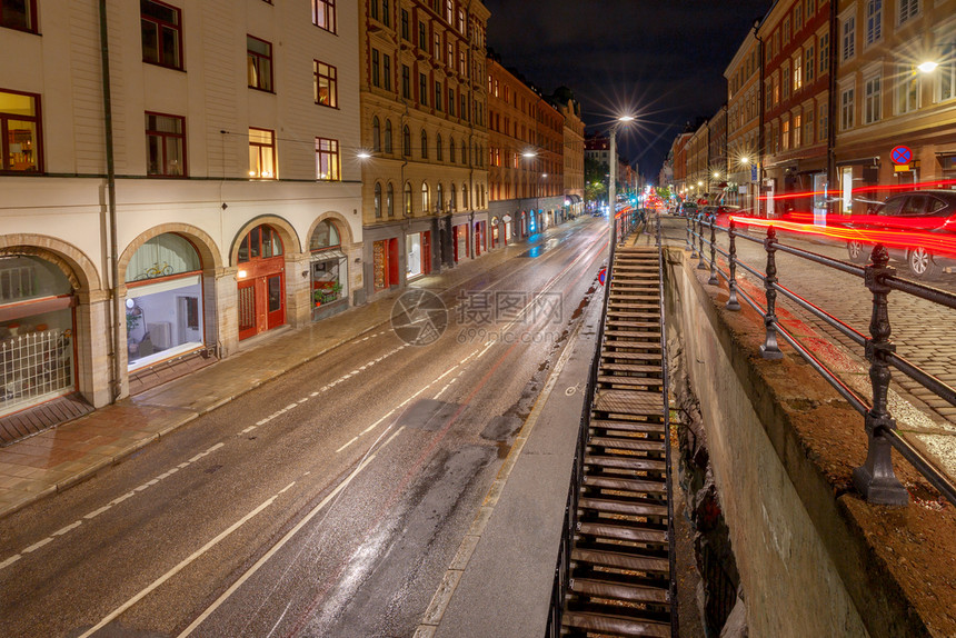 夜间照明的老旧传统街道瑞典斯德哥尔摩晚上老街图片