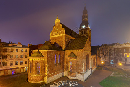 圣玛利亚教堂在广场夜间照明里加拉托维亚里加多姆大教堂图片