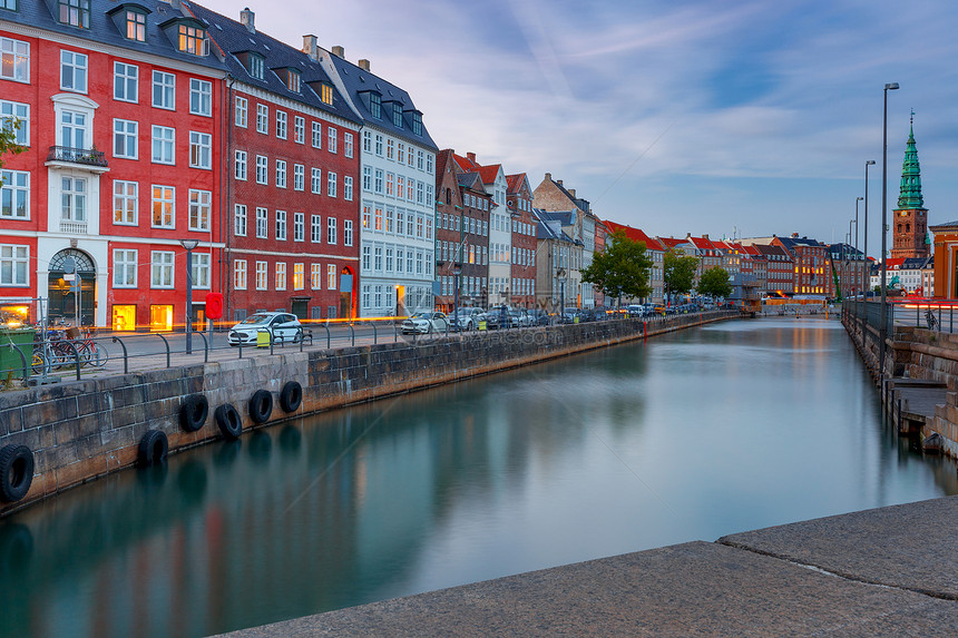 城市在夜间灯光下的堤岸景象哥本哈根丹麦日落时的城市堤岸景象图片