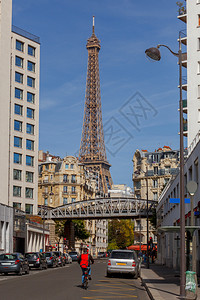 埃菲尔铁塔的景象在阳光明媚的一天巴黎法国埃菲尔铁塔图片
