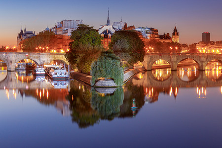 清晨塞纳河沿岸的城市堤景象巴黎法国塞纳河沿岸的城市堤景象图片
