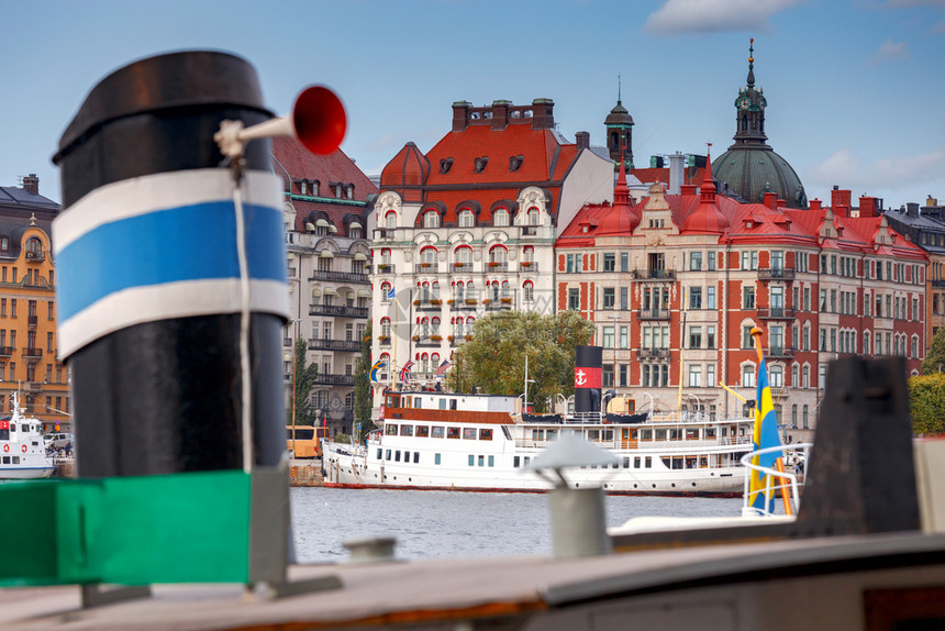 瑞典斯德哥尔摩城市码头沿线的船舶图片